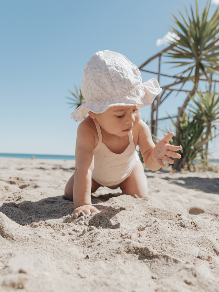 A la orilla del mar con un bebé: ¡guía práctica y productos útiles!